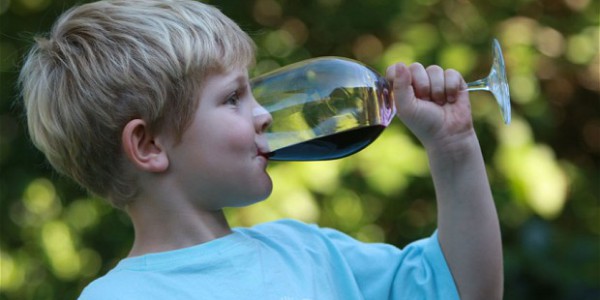 provare l'alcol prime di 11 anni predispone a bere 7