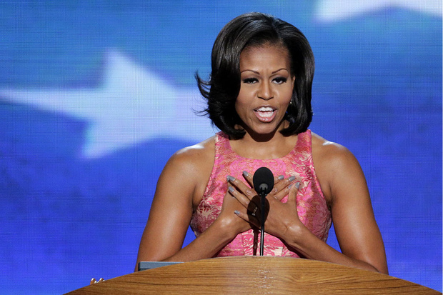 Michelle Obama audace sceglie smalto blu per unghie