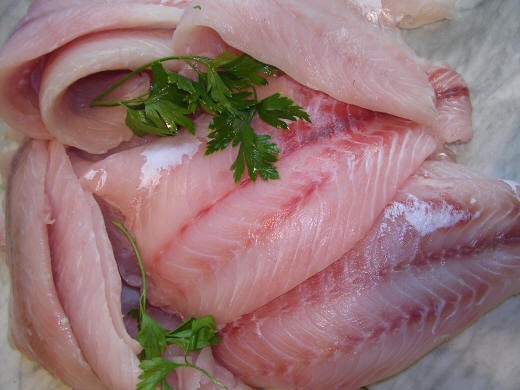pesce persico in padella con capperi e acciughe