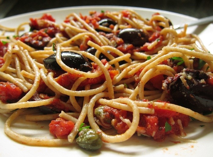 Spaghetti alla puttanesca, un primo facile e saporitissimo