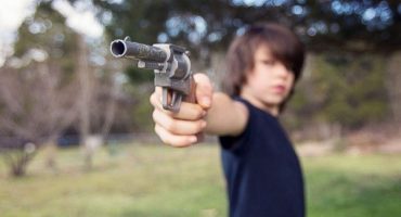 USA, follia delle armi, la strage dei bambini uccisi in casa