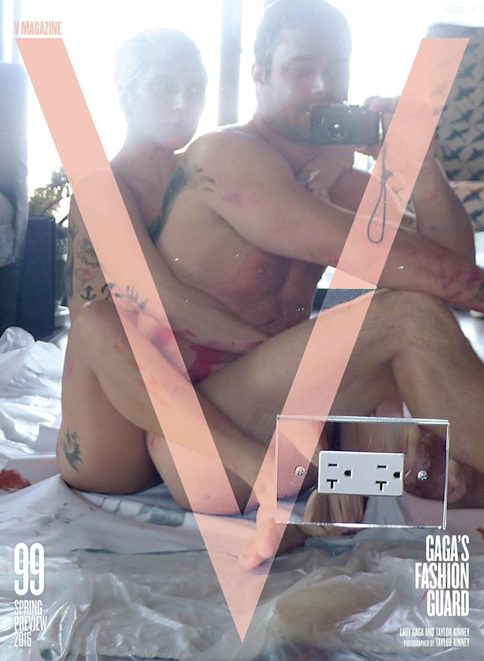 Lady Gaga, scatto con fidanzato nudi a letto coperti di pittura