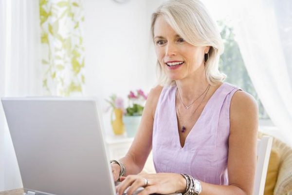 Donne over 50 in cerca dell'amore sul web I 10 consigli per fare centro
