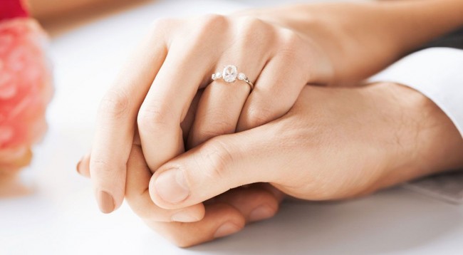 Perché l'anello di fidanzamento va sulla mano sinistra?