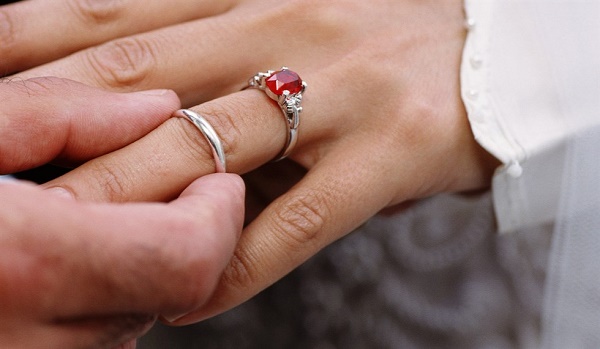 Perché l'anello di fidanzamento va sulla mano sinistra