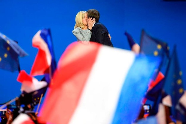 l’amore del giovane Macron per la over 60 Brigitte