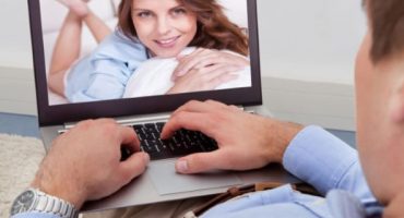 Cassazione: Il marito che cerca incontri sul web è infedele