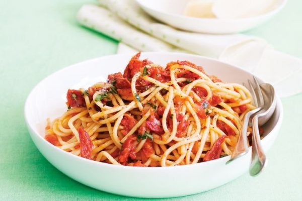 Spaghetti con pomodori secchi e mollica croccante