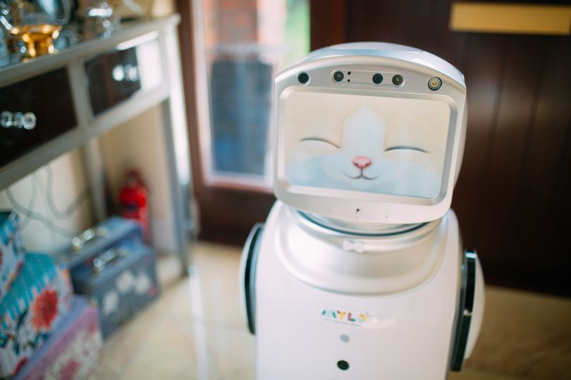 Mylo il robot di supporto a persone con Alzheimer e demenza