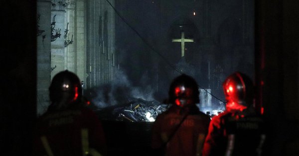 Notre-Dame in fiamme, maxi incendio devasta la cattedrale di Parigi