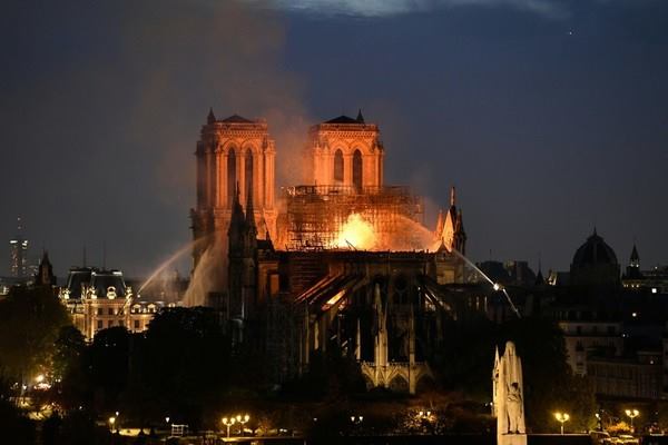 Notre-Dame in fiamme, maxi incendio devasta la cattedrale di Parigi