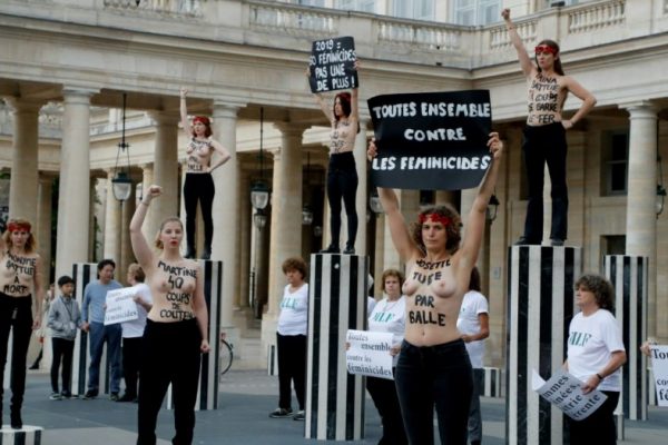 Femen a seno nudo a Palais Royal Parigi