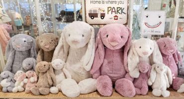 Cos’è l’Hug Therapy Secondo uno studio condotto dall’Università di Amsterdam, la terapia dell’abbraccio sarebbe una vera e propria cura ed aiuterebbe a diminuire visibilmente lo stress, inoltre dà una mano a tenere sotto controllo la negatività che viene accumulata durante la giornata per i piccoli inconvenienti di tutti i giorni. Meno ansia e più abbracci! Ecco perché la capitale della moda ha avuto un’idea che potrebbe rivoluzionare le nostre vite: si chiama Biancolatte Hugs ed è il primo concept store che mette a disposizione tantissimi peluches da abbracciare per contrastare il male di vivere. Biancolatte è aperto da ben 11 anni e si trova in Via Turati.