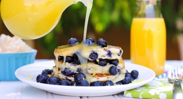 Pancakes fatti in casa ai mirtilli e limone