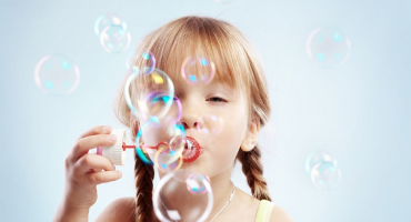 Bimbi italiani giocano da soli, 60% genitori non partecipa