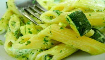 Ricetta penne con zucchine e pecorino