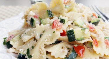 Pasta fredda con feta e capperi