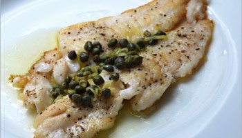 pesce persico in padella con capperi e acciughe