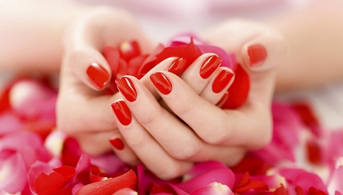 Mani più giovani e curate in cinque mosse