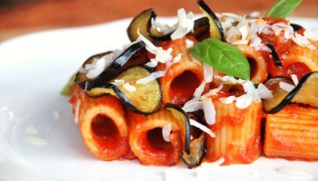 Rigatoni con melanzane ricotta e pomodorini