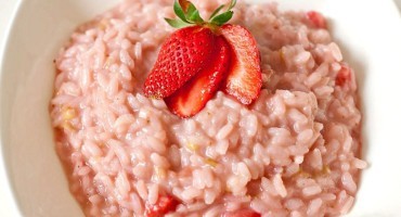 Risotto alle fragole, un piatto veloce e d'effetto