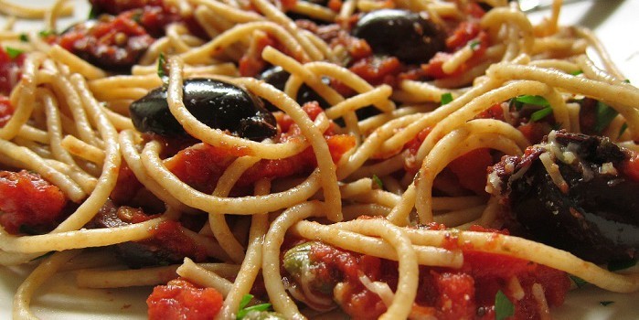 Spaghetti alla puttanesca, un primo facile e saporitissimo