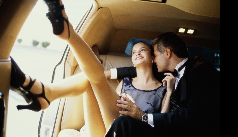 L'uomo perfetto è ricco, la donna ideale è bella, studio conferma clichè