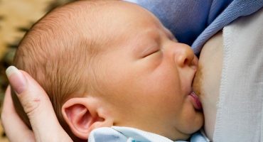 allattare in pubblico