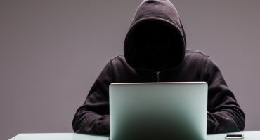 Adescava minori sul web con falso profilo femminile