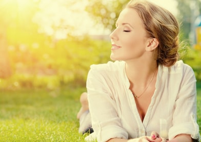 Donna di mezza età e felice