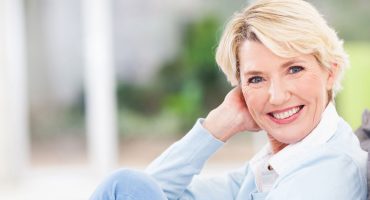 Donna di mezza età e felice