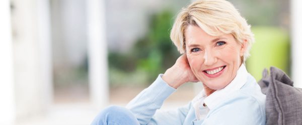 Donna di mezza età e felice