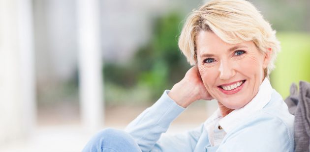 Donna di mezza età e felice