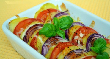 Ricetta facile teglia al forno di patate, pomodori, cipolle e mozzarella