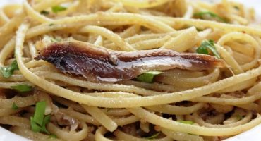 Spaghetti con le acciughe una ricetta economica e velocissima