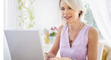 Donne over 50 in cerca dell'amore sul web I 10 consigli per fare centro