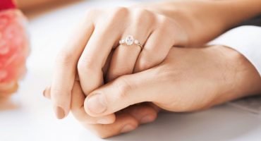 Perché l'anello di fidanzamento va sulla mano sinistra?