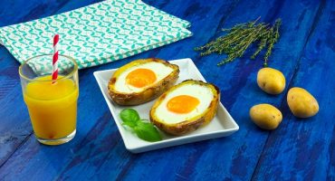 uova strapazzate nelle patate, una ricetta economica, veloce e gustosa