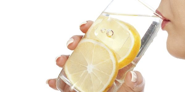Perchè bere acqua calda e limone al mattino? Scopri gli 8 incredibili benefici