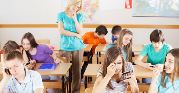 telefonino in classe si o no? Allo studio regole su uso didattico dello smartphone a scuola