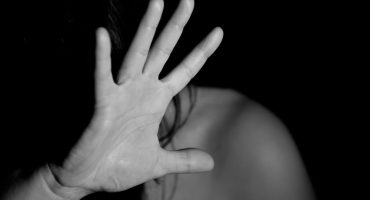 Stupro di gruppo a Catania: ragazza violentata e filmata