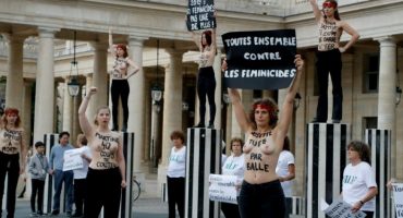 Femen a seno nudo a Palais Royal Parigi